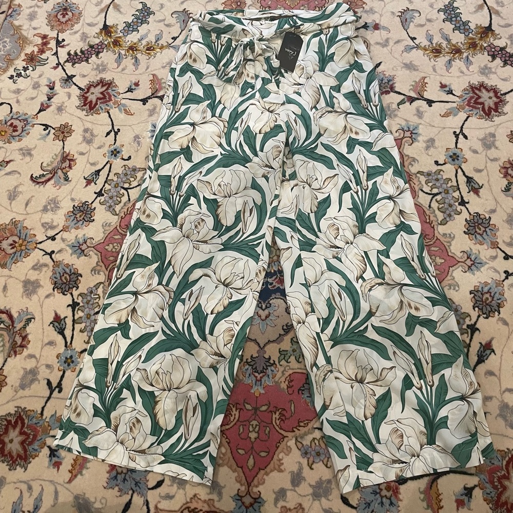 Brand new cropped wide pants size M